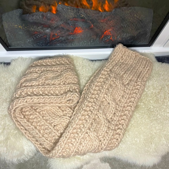 NWOT A&F Large Cable Knit Scarf - Picture 1 of 4